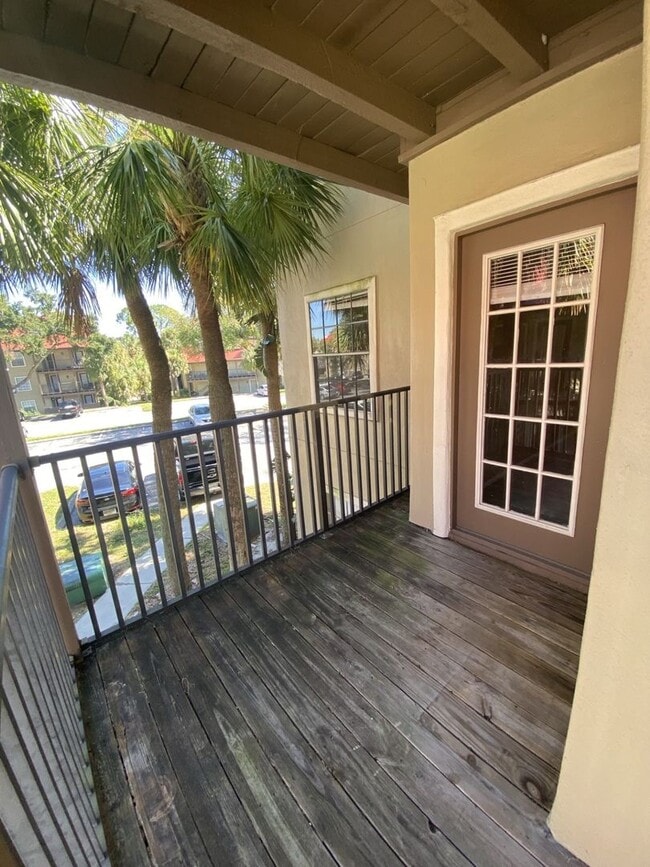 Building Photo - Large 2 bedroom 2 bath Condo