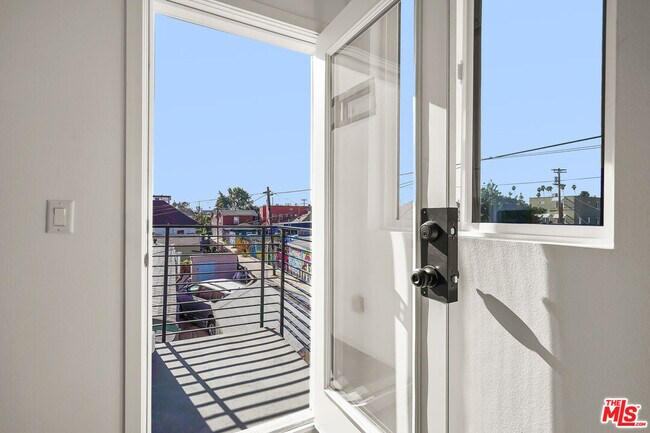 Building Photo - 1733 S New Hampshire Ave