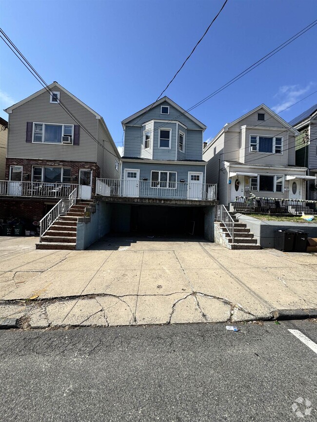 Building Photo - 30 E 49th St