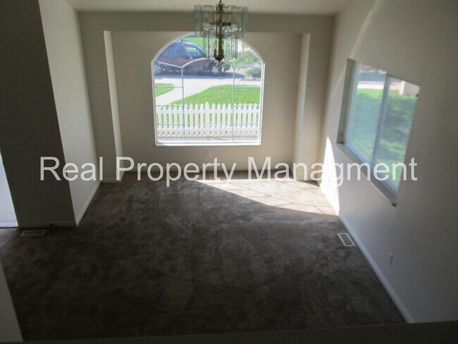 Building Photo - A beautiful 4 bed, 3 bath Home in River Heights! Half Off Pro Rated Rent for August!