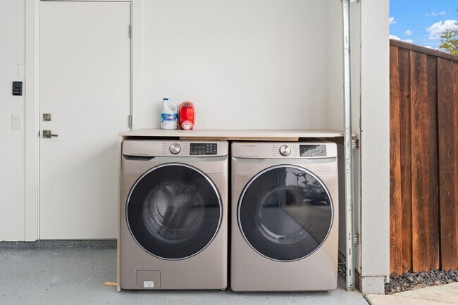 Building Photo - Luxurious Coastal Retreat with Stunning Oc...