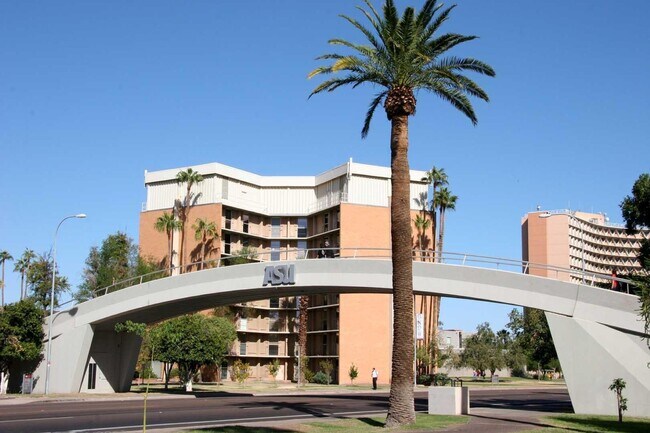 Building Photo - 716 W 11th St