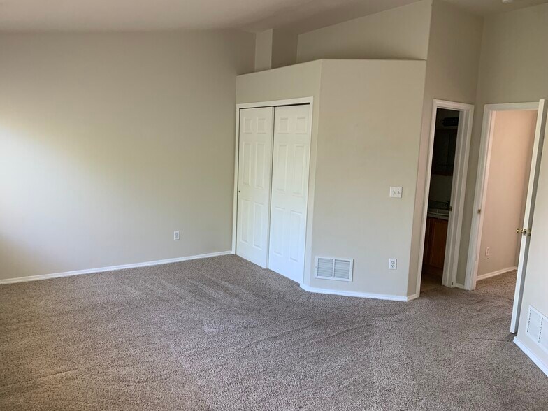 Master bedroom - 2232 Golden Gate Grv