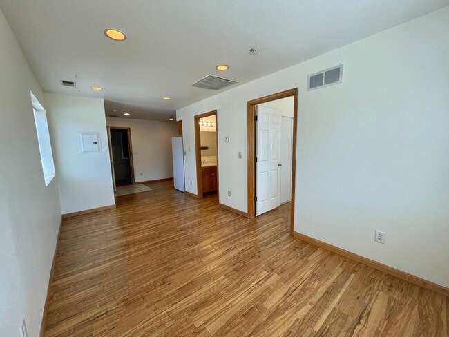 Building Photo - 816 S College Ave