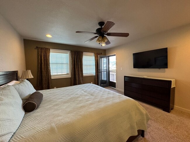 Building Photo - Riverfront 2BR Condo Great Views, Luxury Furnished incl UTILITIES