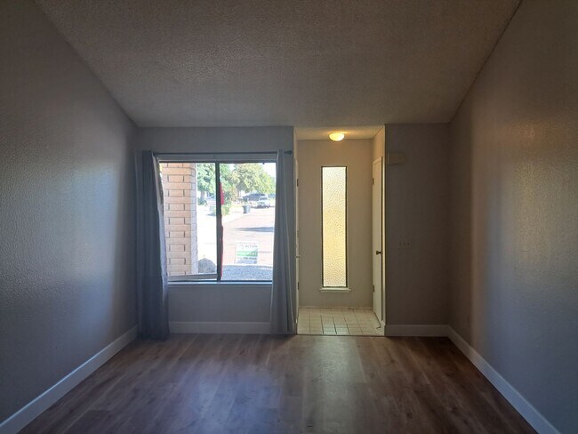 Building Photo - Roseville 2 Bedroom Duplex, New Carpet, Central Heat and Air, Large Fenced Yard