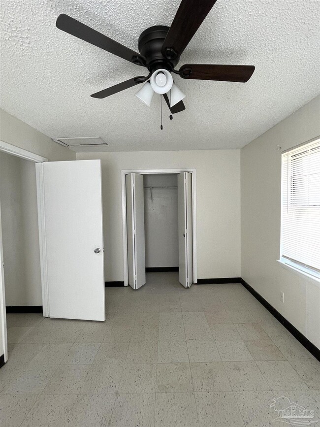 Building Photo - 1121 Lake Dr