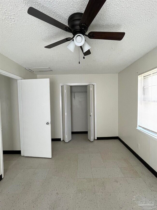 Building Photo - 1121 Lake Dr