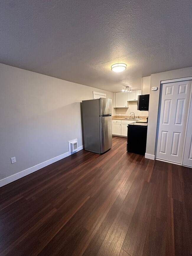 Building Photo - Newport Ave Triplex - 00404-NEWP-00