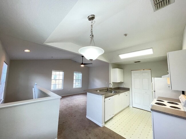 Building Photo - 1 Bedroom / 1 Bath Condo in Gated Community, Available Now!