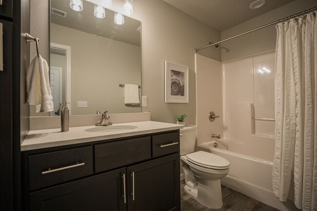 Building Photo - Quiet, clean and peaceful! Welcome home!