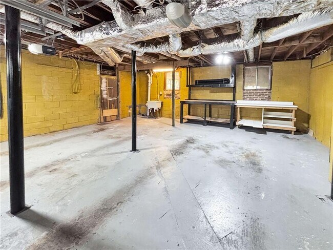 Building Photo - 2395 Powers Ferry Dr SE