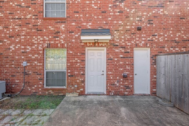 Building Photo - AUGUST PRE-LEASE!  Great 4 Bedroom 4 Bathr...