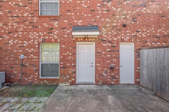 Building Photo - SUBLEASE AVAILABLE IMMEDIATELY!  Great 4 Bedroom 4 Bathroom Townhome on the Bus Route