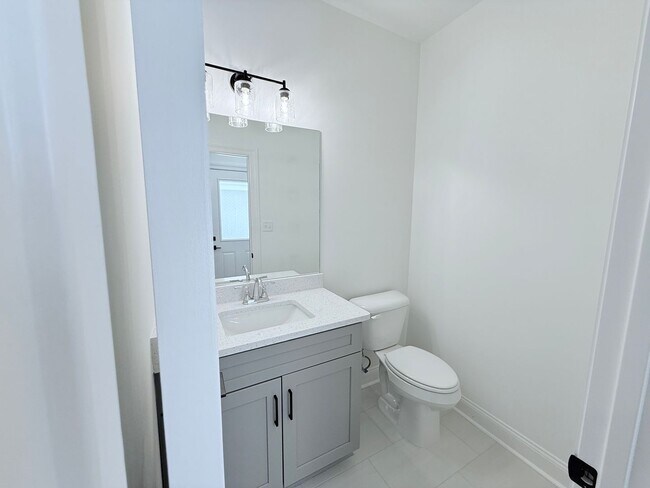 Building Photo - NEW South Grove unit