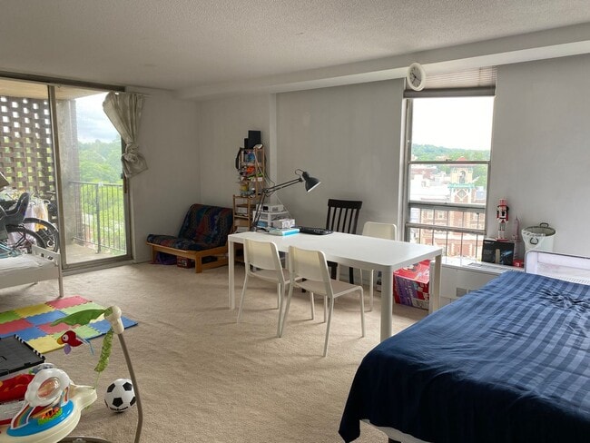 Building Photo - Large 1bd in desirable Brook House. West f...