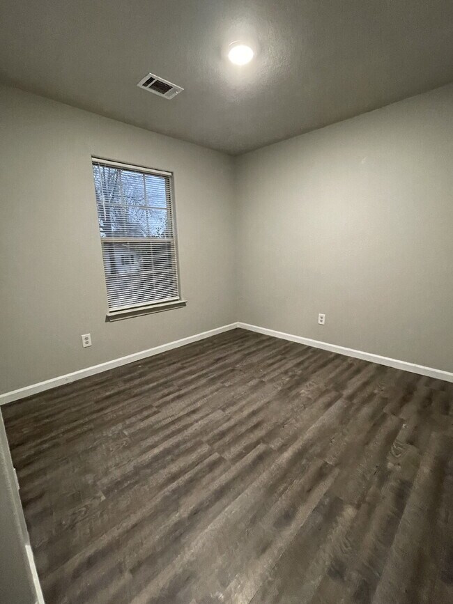 Building Photo - "Charming 3-Bed Home with Modern Touches & 2 Baths on Marion Street, Benton!"