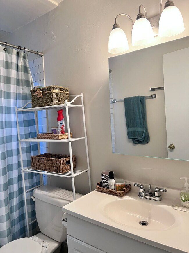 Building Photo - 2 BR IN HYDE PARK WITH OFF STREET PARKING