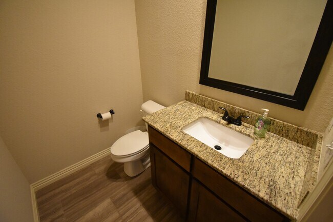 Building Photo - Stunning Fully Furnished Home in the Heart of Fayetteville!