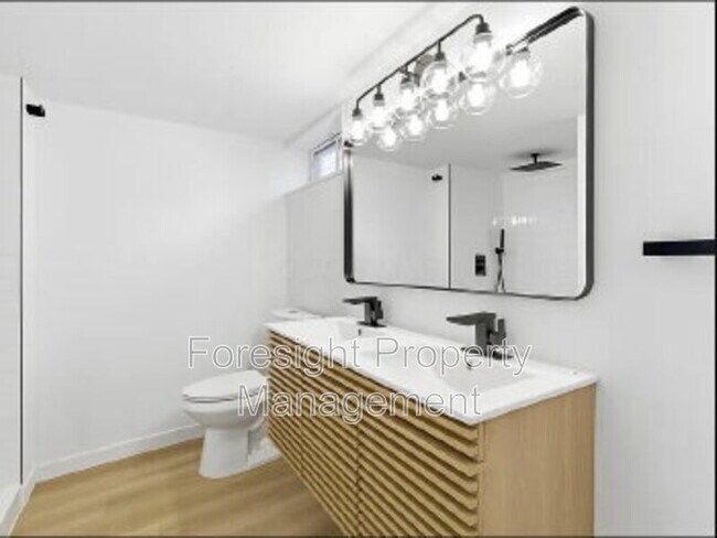 Building Photo - 1582 Vendome Dr S