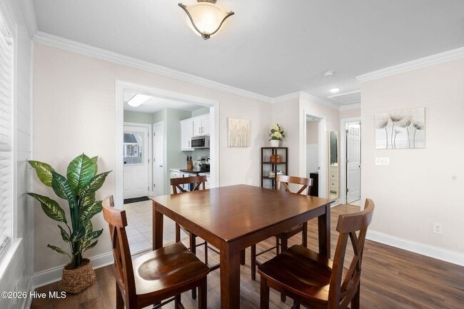 Building Photo - 720 Queen St