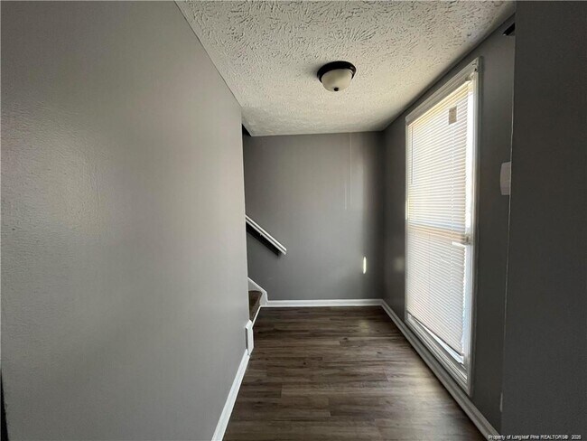 Building Photo - 405 Kirkcaldy Ct