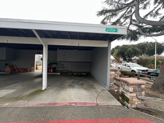 Building Photo - Newly updated 2 bedroom 1 bath unit