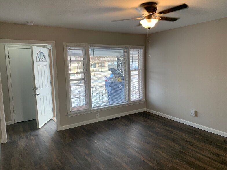 living room - 1601 Faulders Ln
