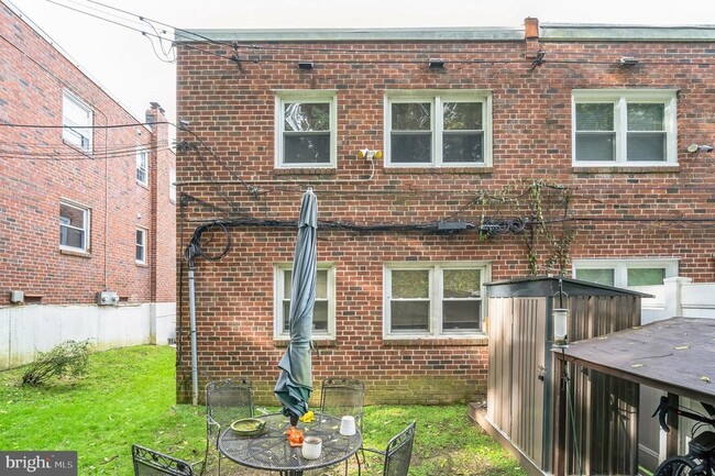 Building Photo - 588 Livezey St