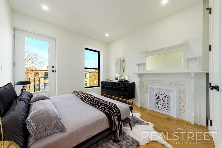 Building Photo - Decatur St