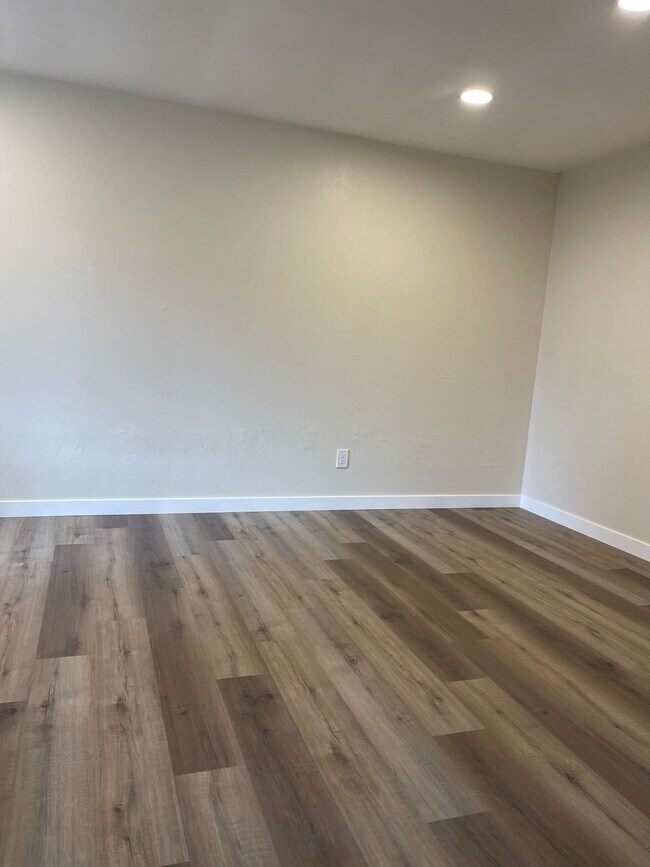 Building Photo - 4870 LongBranch