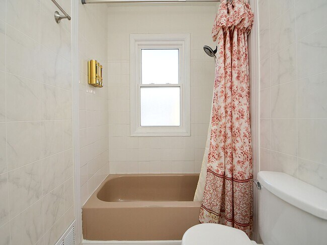 Building Photo - Cute Bungalow