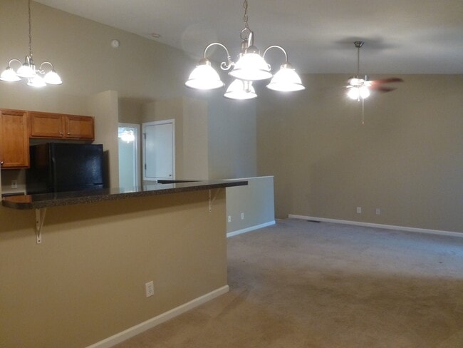 Building Photo - 3 bed, 2 bath, 2 car garage townhouse w/ b...