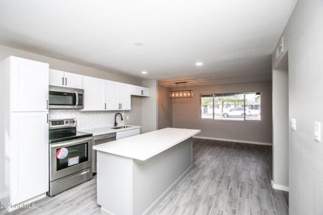 Building Photo - Beautiful remodel home near ASU