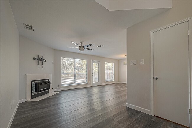 Building Photo - 2323 Pine Cone Dr