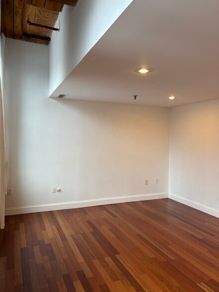 Building Photo - 471 Silver St