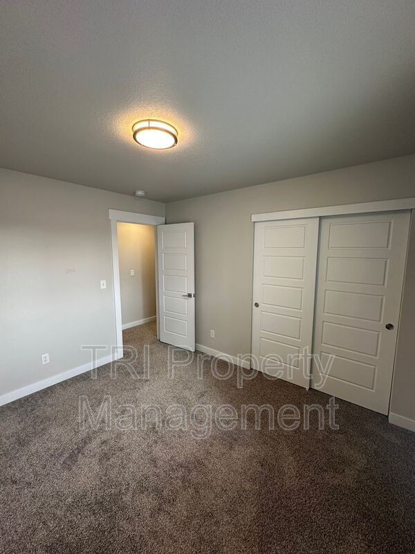 Building Photo - 218 E Chestnut St