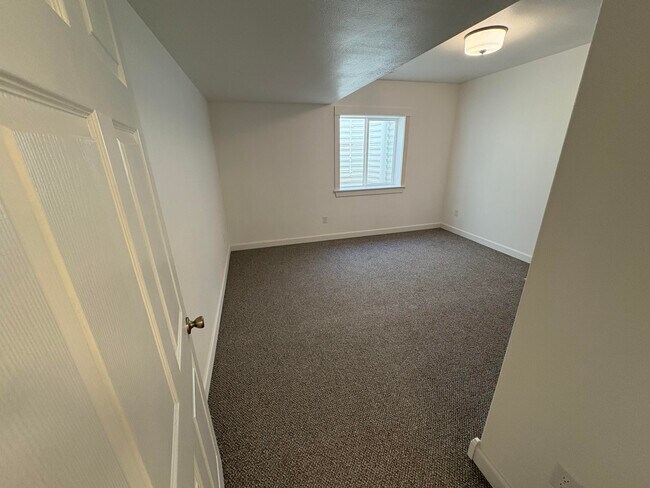 Building Photo - 1950 Mesa Park View