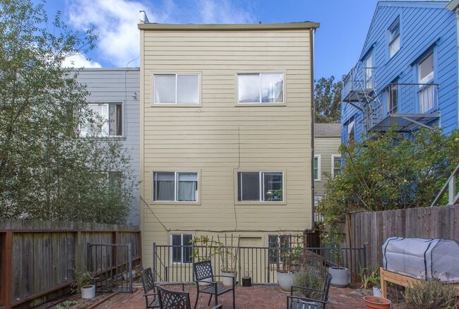 Building Photo - 1809 Oak St