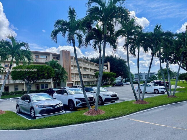 Building Photo - 2042 Newcastle A