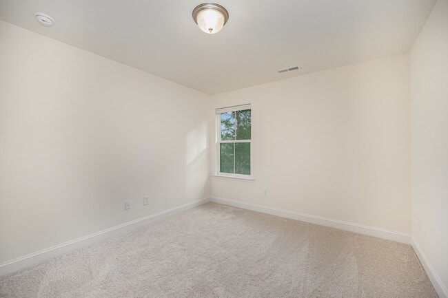 Building Photo - 6101 Mariemont Cir
