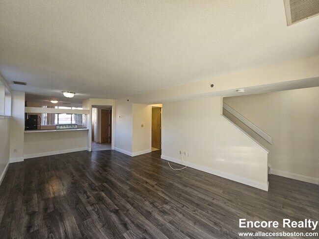 Building Photo - 150 N Beacon St