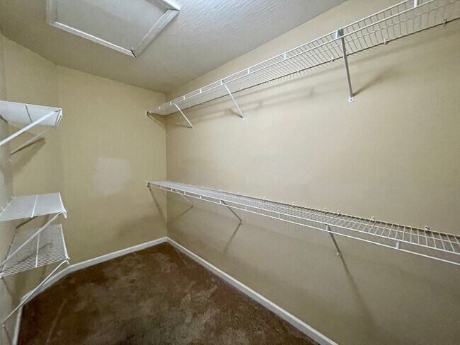 Building Photo - 2029 Drummond Dr