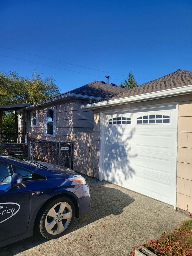 Building Photo - Cute House Close to W.F West High School!