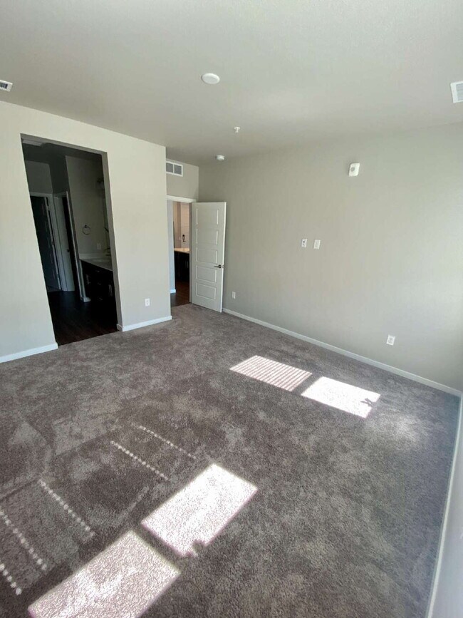 Building Photo - Don’t Miss Out on this 2 Bed/2 Bed in Litt...