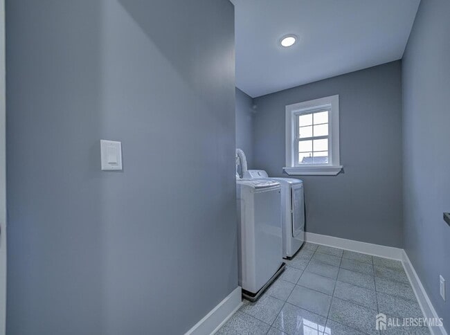 Building Photo - 8 Travers Ave
