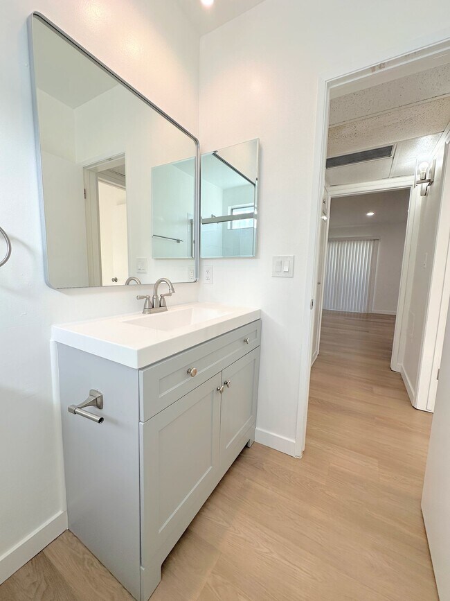 Building Photo - Vintage & Gorgeous 1bd/1ba unit in Sherman...