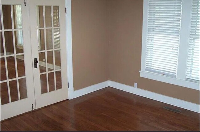 Building Photo - Sylvan Park Craftsman!!
