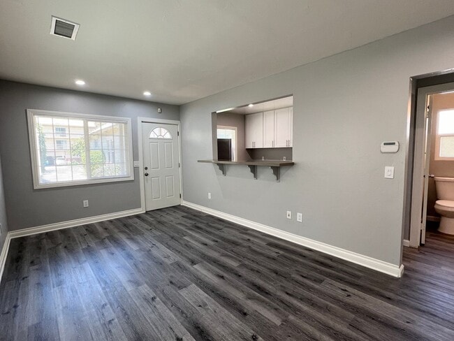 Building Photo - Beautiful Remodeled 1-Bedroom Cottage w/Central A/C and Parking in Hillcrest