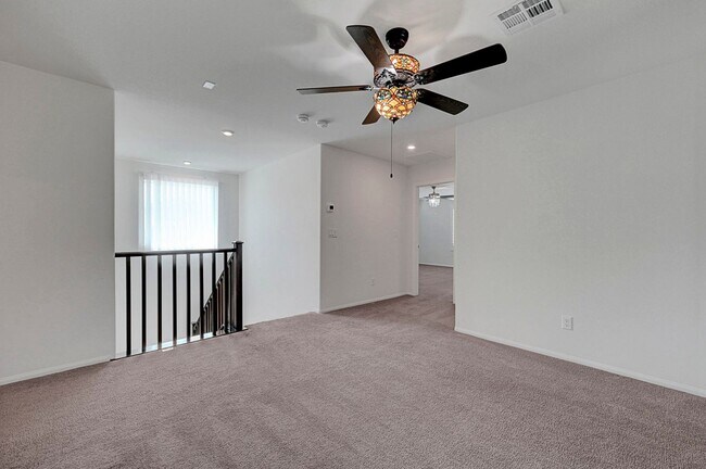Building Photo - Stunning 3 Bedroom in Skye Canyon Master P...